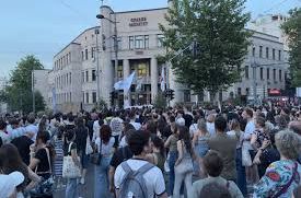 Protest ispred Pravnog fakulteta: „Od države ste napravili kriminal, od naroda taoca, hoćemo izbore!
