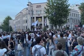 Protest ispred Pravnog fakulteta: „Od države ste napravili kriminal, od naroda taoca, hoćemo izbore!