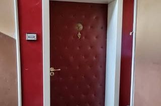 Stan u zgradi pretvorio u bajku – komšije ne vjeruju šta vide ispred vrata