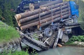 Kamion natovaren balvanima srušio most na Vlašiću