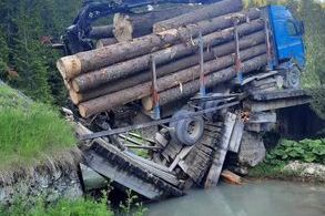 Kamion natovaren balvanima srušio most na Vlašiću