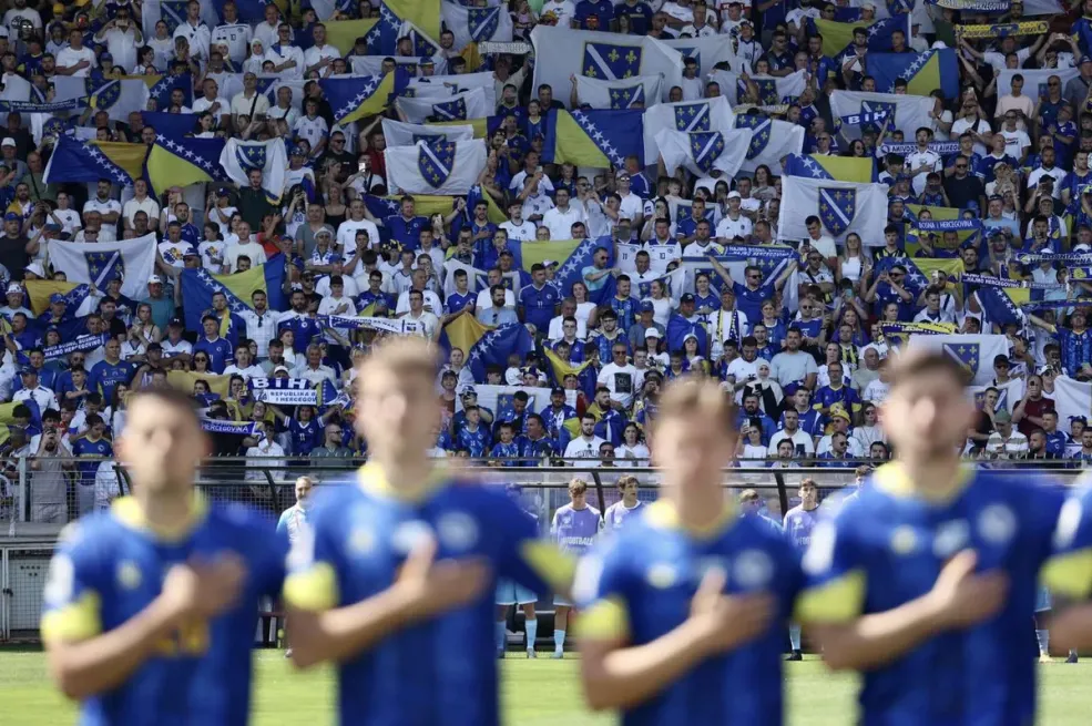 Zmajevi su vratili kult reprezentacije BiH: Poslušajte himnu na prepunom Bilinom polju (VIDEO)