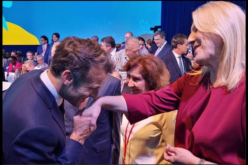 Poljubac u ruku: Srdačan susret Željke Cvijanović i Emmanuela Macrona u Francuskoj
