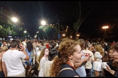 Ogroman broj Beograđana na ulicama: Pojaville se i stotine maskiranih Vučićevih simpatizera