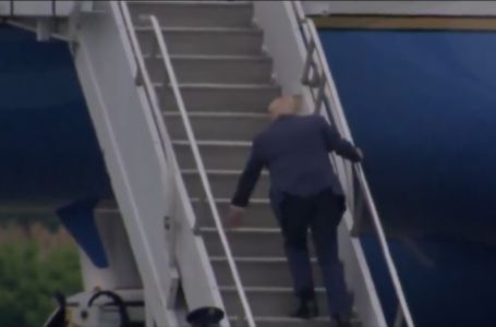 Trump se spotakao na stepenicama aviona: Pogledajte trenutak nespretnosti