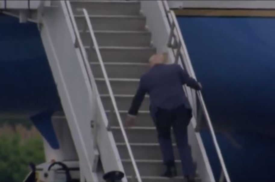 Trump se spotakao na stepenicama aviona: Pogledajte trenutak nespretnosti
