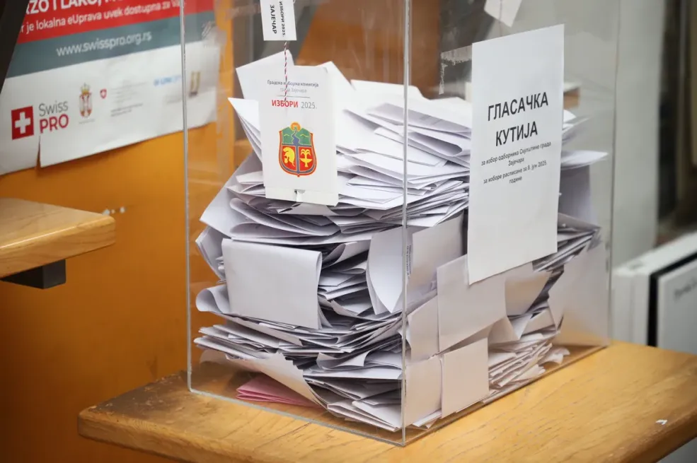 "Nakon izbora – haos: Opozicija negira rezultate, studenti protestuju"