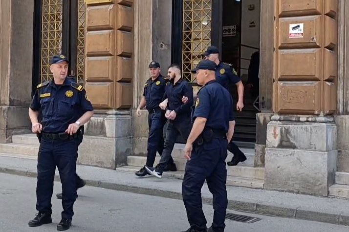 Adem Šuman izveden iz Suda nakon ročišta: Porodica mu uzvikivala "džukelo"