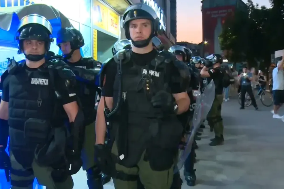 Poziv na hitnu istragu: Građani zastrašivani, novinari napadnuti, policija nijema