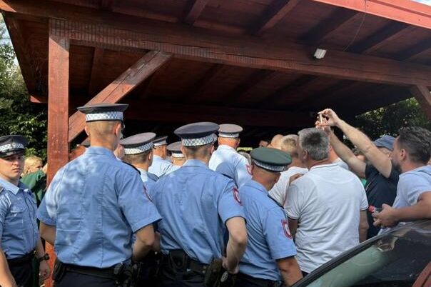 Napeto ispred kuće Milana Miličevića, guranje s policijom (VIDEO)