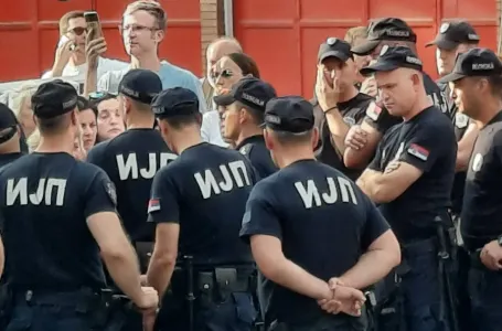 Interventna brigada probila blokadu kod policijske stanice na Voždovcu