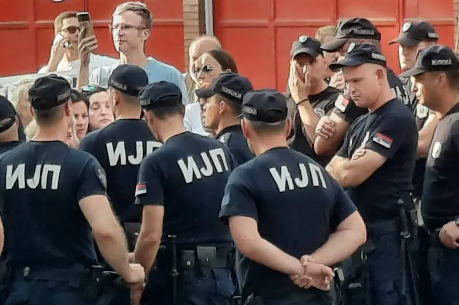 Interventna brigada probila blokadu kod policijske stanice na Voždovcu