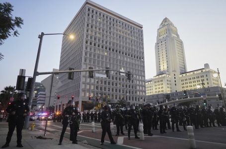 Totalni haos u Americi: Masovna hapšenja i policijski čas (VIDEO)