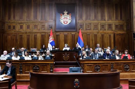 "Ćacilend" i zazidani stanari: Haotičan dan u Skupštini Srbije