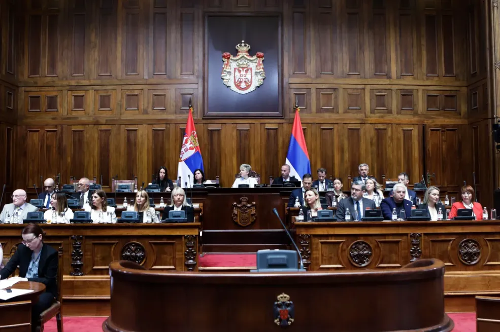 "Ćacilend" i zazidani stanari: Haotičan dan u Skupštini Srbije