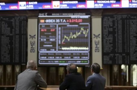 Rast cijena nafte i zlata, pad akcija aviokompanija