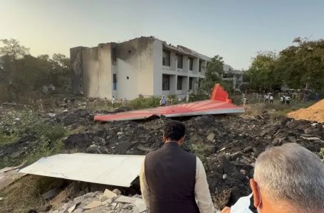 Broj poginulih u nesreći u Indiji porastao na 270: Očajne porodice čekaju tijela