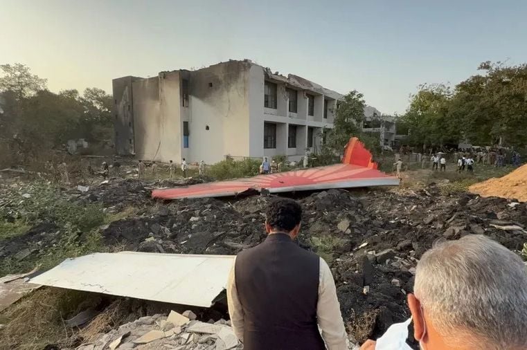 Broj poginulih u nesreći u Indiji porastao na 270: Očajne porodice čekaju tijela