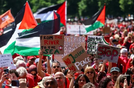 Nizozemska ustala za Gazu: Veliki protesti u Hagu, demonstranti obučeni u crveno marširaju gradom