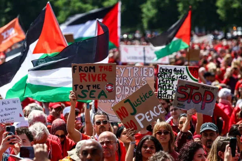 Nizozemska ustala za Gazu: Veliki protesti u Hagu, demonstranti obučeni u crveno marširaju gradom