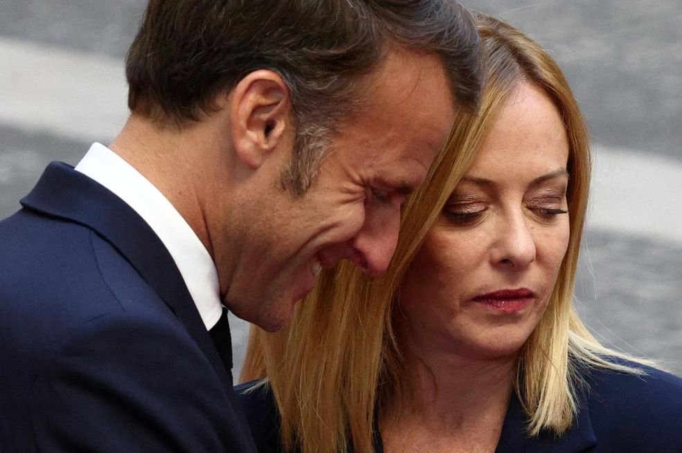Šta je Macron šapnuo Meloni? Snimljena je njezina urnebesna reakcija (VIDEO)
