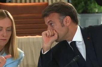 MACRON JE ŠAPNUO NEŠTO MELONI: PREVRNULA je očima, njena reakcija hit na Internetu