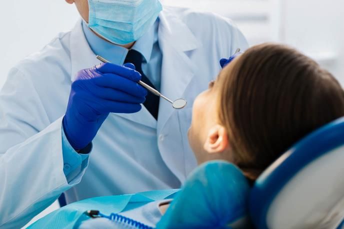 U Češkoj uhapšen lažni zubar: ordinaciju otvorio nakon učenja sa interneta