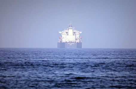 Iran prebacuje naftu na plutajuća skladišta i šalje je bliže Kini