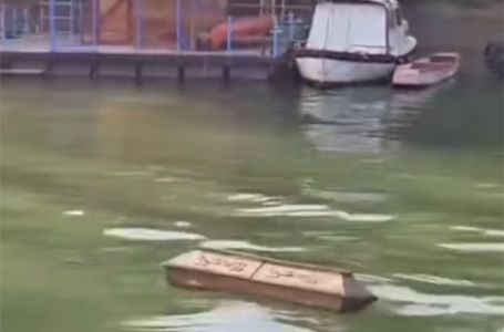 Prizor u Beogradu šokirao mnoge: Sanduk pluta rijekom (VIDEO)
