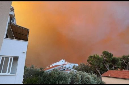 Haos u Dalmaciji: Požar stigao do kuća, turisti bježe u panici, cesta zatvorena