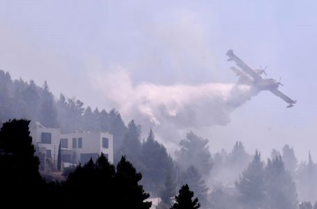Požare kod Omiša gasi 145 vatrogasaca i pet kanadera