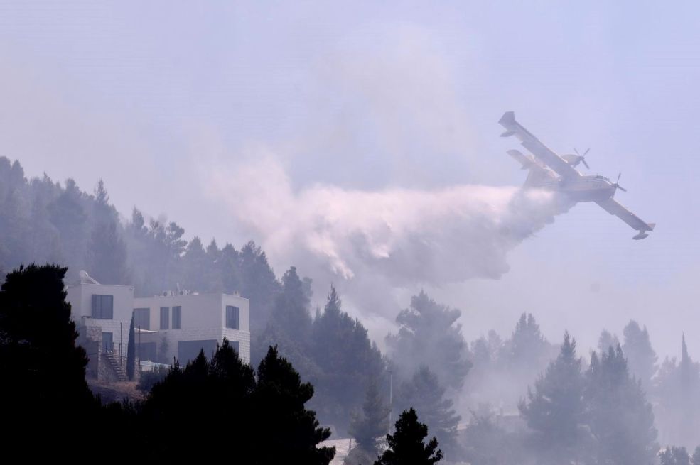 Požare kod Omiša gasi 145 vatrogasaca i pet kanadera