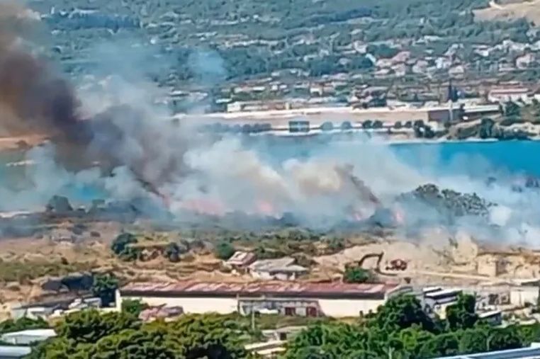 Izbio još jedan požar u Hrvatskoj: Gori i kod Splita!