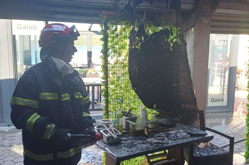 POŽAR I U NEUMU: Zahvaćen ugostiteljski objekat, vatrogaci brzo reagovali