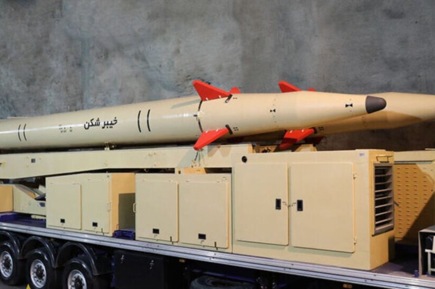 Iran na Izrael ispalio raketu koju do sada nije koristio: Može da ponese bojevu glavu težine...