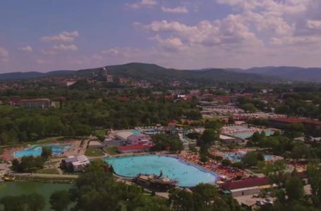 Preminuo dječak (11) nakon kupanja na poznatom kupalištu, sumnja se na "amebu koja jede mozak"