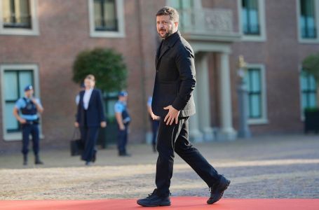 Zelenski obukao odijelo iako je rekao da će ga nositi tek kad se rat završi (VIDEO)