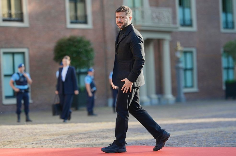 Zelenski obukao odijelo iako je rekao da će ga nositi tek kad se rat završi (VIDEO)