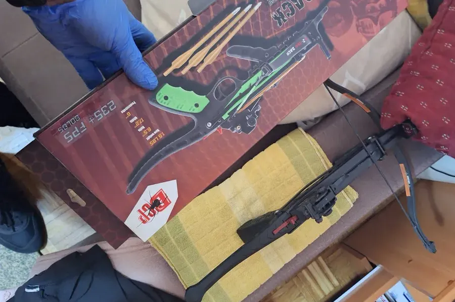 MUP objavio sliku samostrela kod uhapšenog veterana: koštao 60 €, dobio ga za rođendan