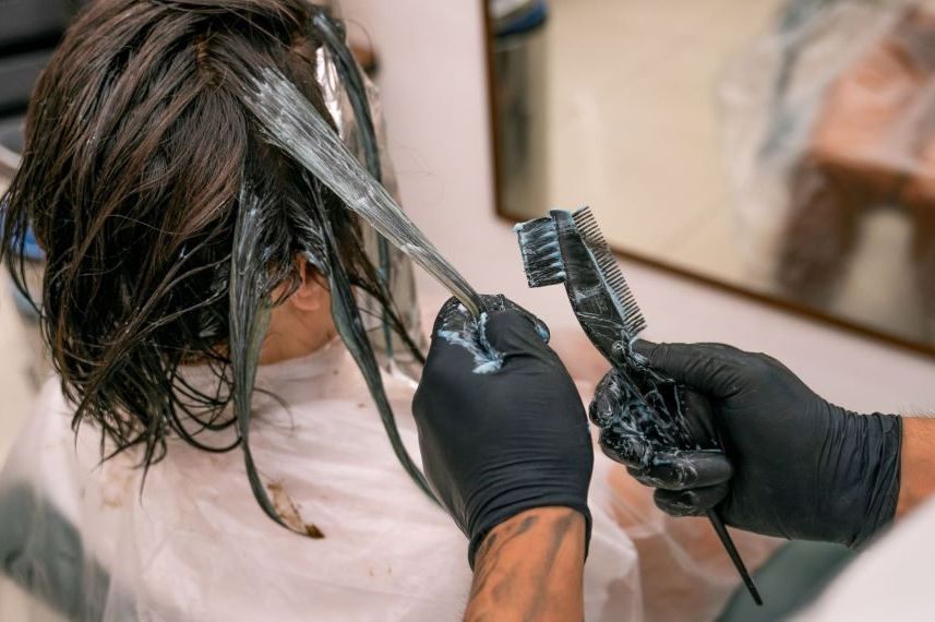 Prirodna farba za kosu od samo 2 sastojka: Pokriva sede bez iritacija