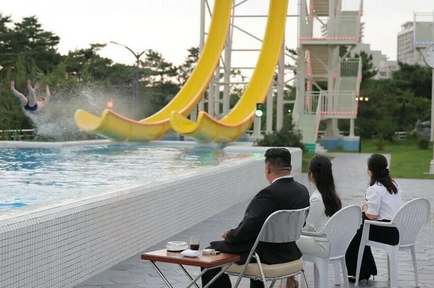 Nadrealni prizori: Pogledajte Kim Jong-una na bazenu