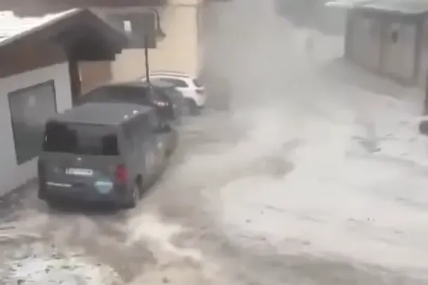 Snažna oluja pogodila Austriju: Grad razbio stakla na automobilima, vjetar obarao drveće