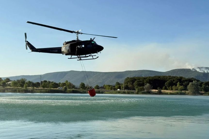 Helikopter Oružanih snaga BiH pomaže vatrogascima, gasi požar u Grudama