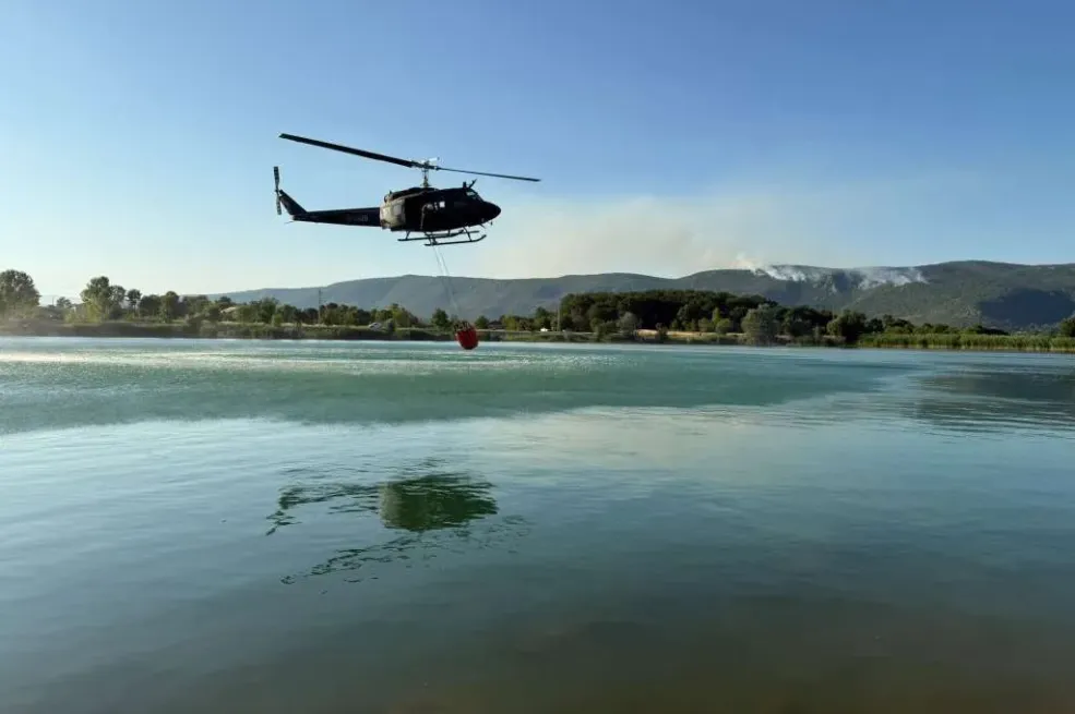 Helikopter OS BiH i Air Tractor jutros pomažu u gašenju požara kod Gruda