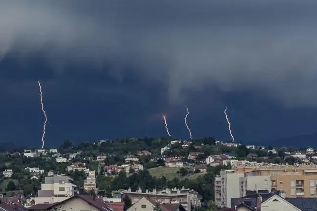 Snažno grmljavinsko nevrijeme u Hrvatskoj: Skoro 3.000 stanovnika ostalo bez struje