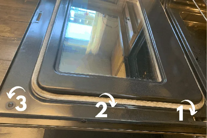 ZNATE LI KAKO SE ČISTE UNUTRAŠNJA STAKLA RERNE? Ne trebate ih skidati, evo u čemu je tajna (VIDEO)