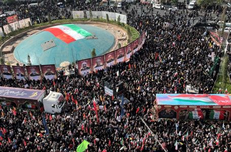 Iranci se okupili kako bi pokopali 60-ak vojnih časnika i nuklearnih znanstvenika