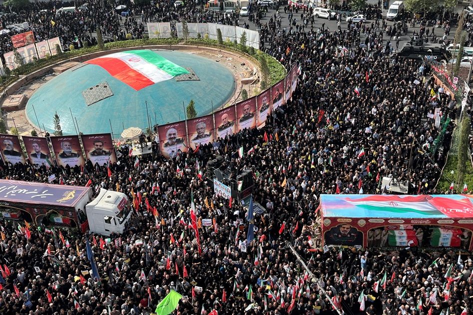 Iranci se okupili kako bi pokopali 60-ak vojnih časnika i nuklearnih znanstvenika