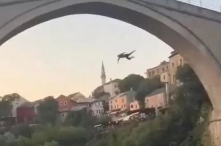 Haos u Mostaru: Turist skočio sa Starog mosta, umalo udario čamac – građani ga pretukli