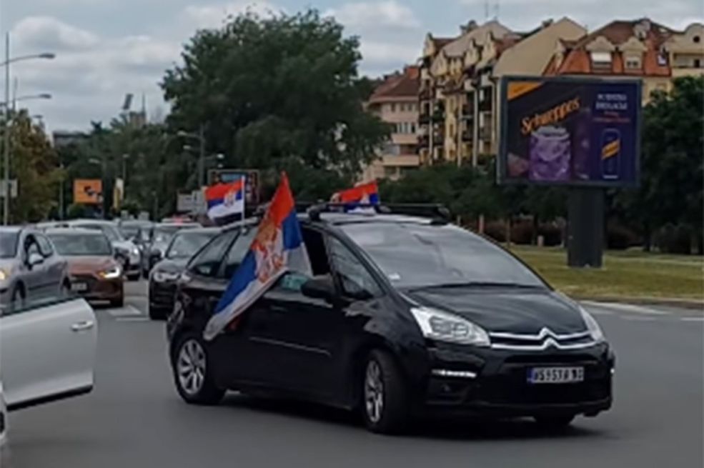 Novosađani krenuli za Beograd na Vidovdanski protest (VIDEO)